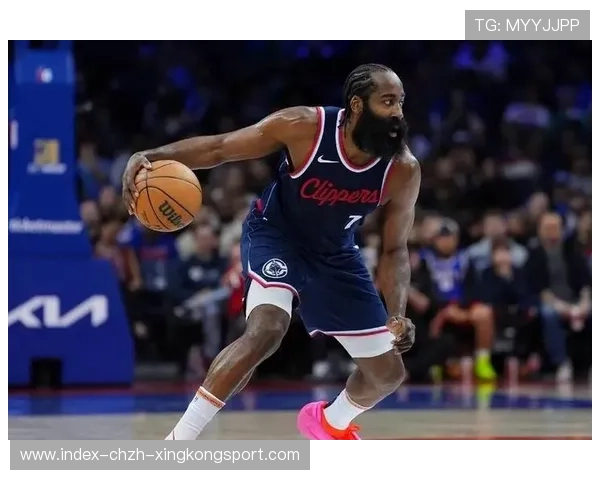 哈登怒砸更衣柜画面曝光:队友不敢说话 哈登怒砸更衣柜画面曝光:队友不敢说话