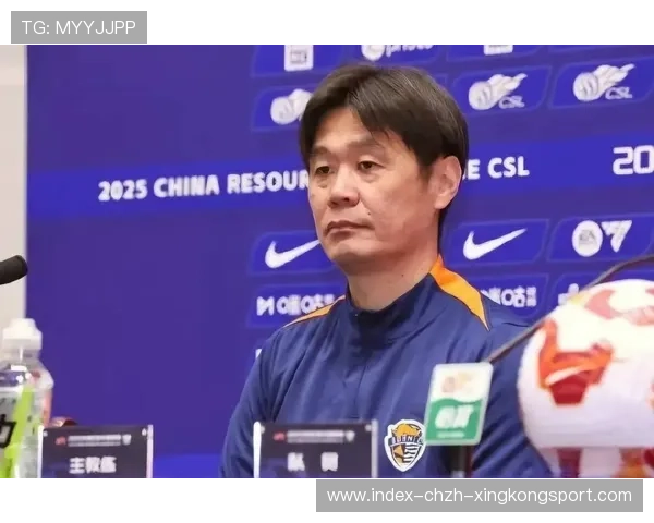 青岛海牛高位压迫不断，整条后场被逼得无法组织