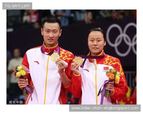 羽毛球混双配合默契接连拿下关键分夺冠