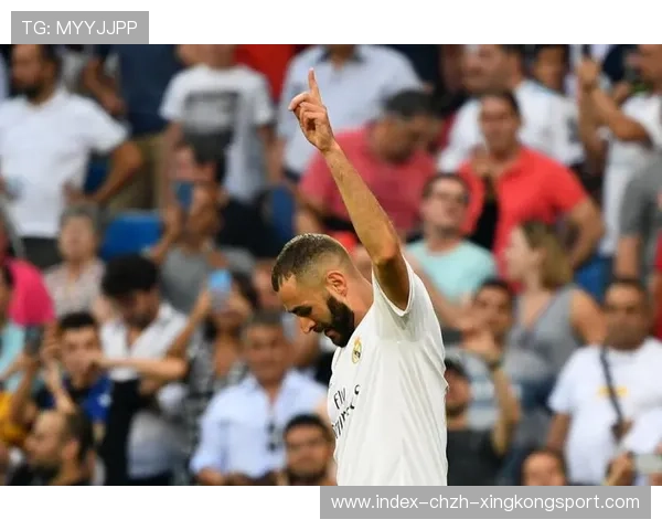 皇马本泽马角球后点补射精妙无比观众起立鼓掌——沉浸式观赛下的热血瞬间 皇马本泽马角球后点补射精妙无比观众起立鼓掌——沉浸式观赛下的热血瞬间