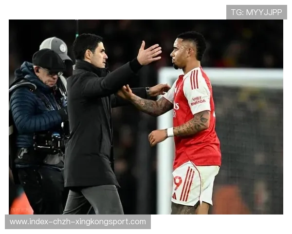 英超阿森纳边路突破拉开对手防线，进攻形成压制