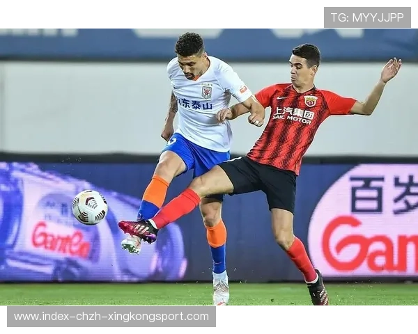 沙尔克04—诺伊维尔特中场斜传找到禁区空档 沙尔克04—诺伊维尔特中场斜传找到禁区空档