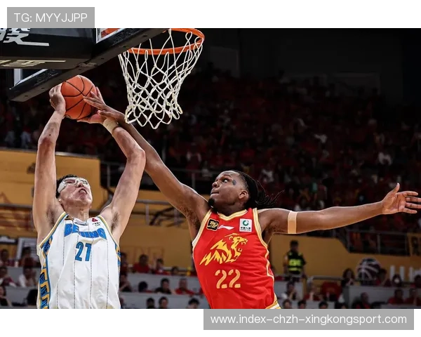 周琦篮下双手暴扣，CBA现场沸腾