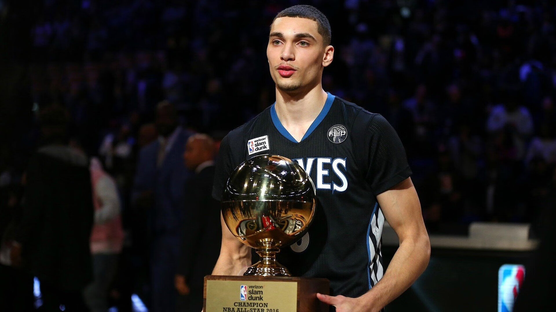 山地自行车“云海追逐赛” 日出云海中开赛如梦似幻