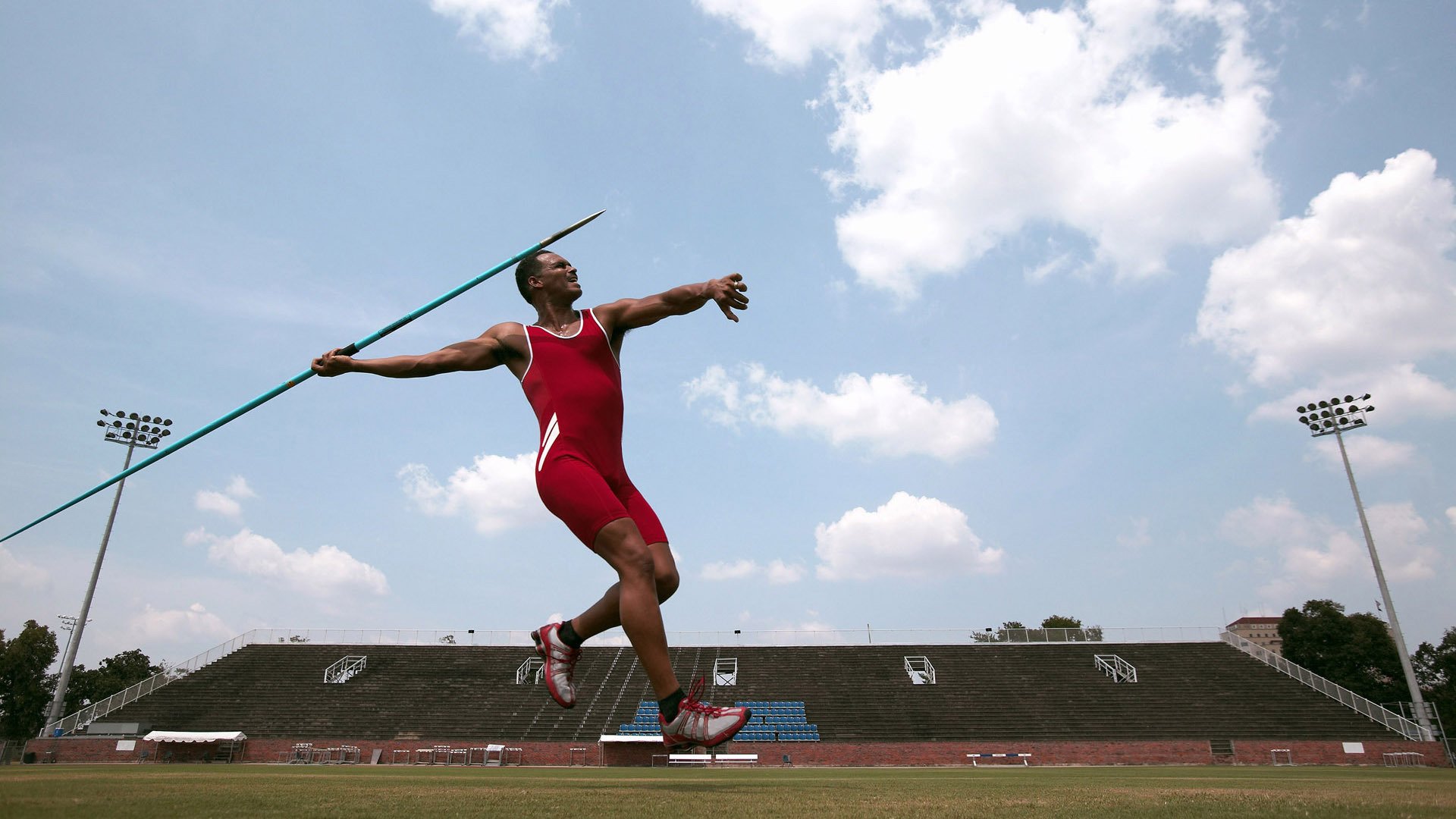游泳比赛不断刷新个人最佳成绩